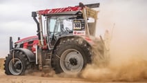 Massey Ferguson 8S conquista il deserto: