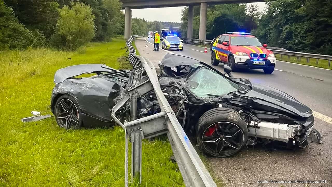 McLaren zerschellt bei 250.000 € Crash