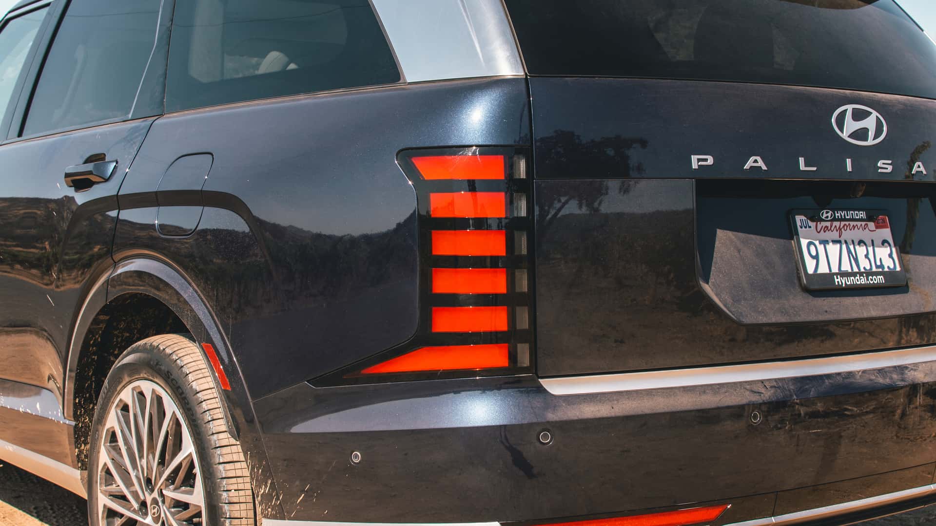 https://cdn.motor1.com/images/mgl/y23KXe/s1/2026-hyundai-palisade-review.jpg