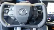 Lexus RZ 550e 2025 vista dal vivo