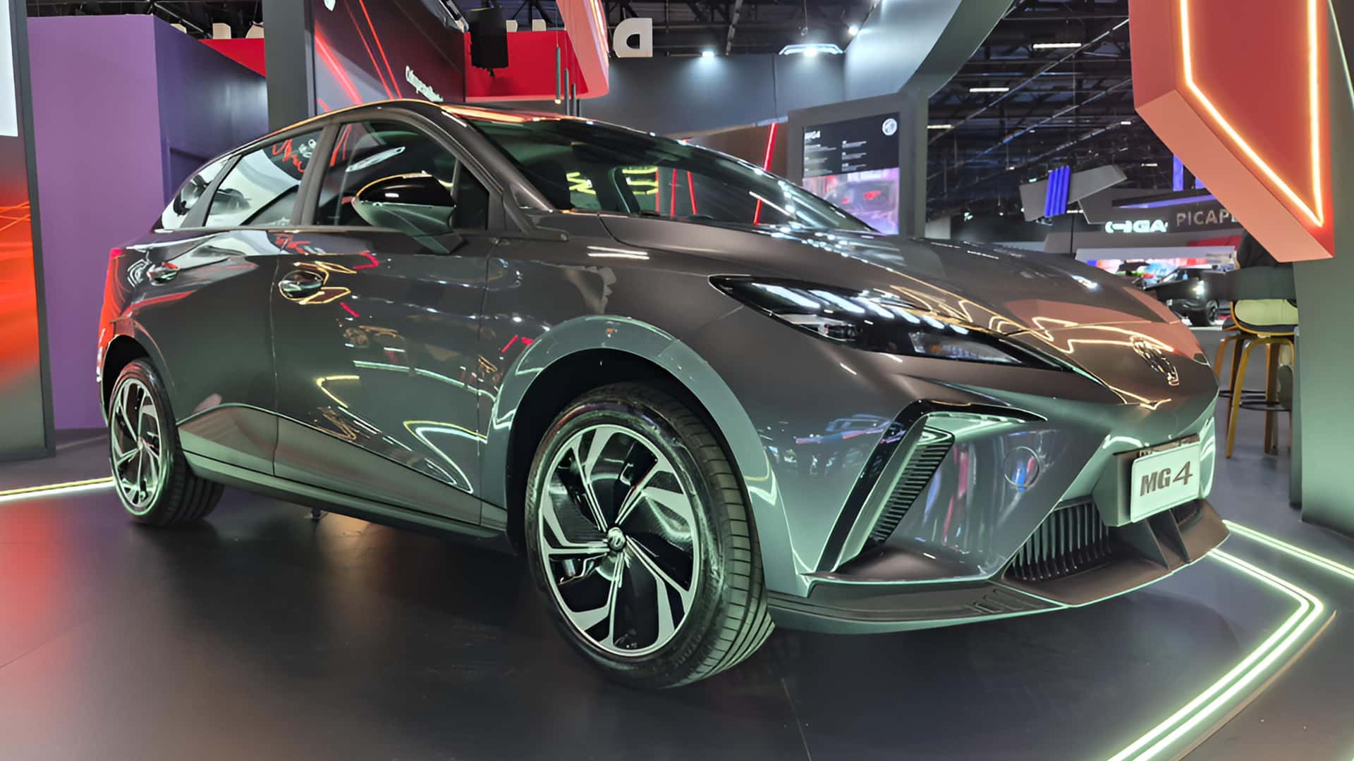 MG atualiza MG4 e eleva autonomia do hatch elétrico a até 545 km
