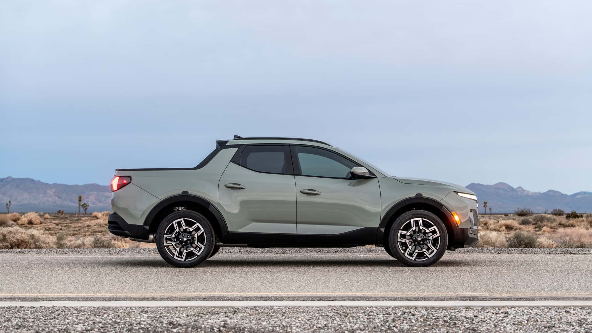 https://cdn.motor1.com/images/mgl/y2G4Pb/s1/2025-hyundai-santa-cruz.jpg