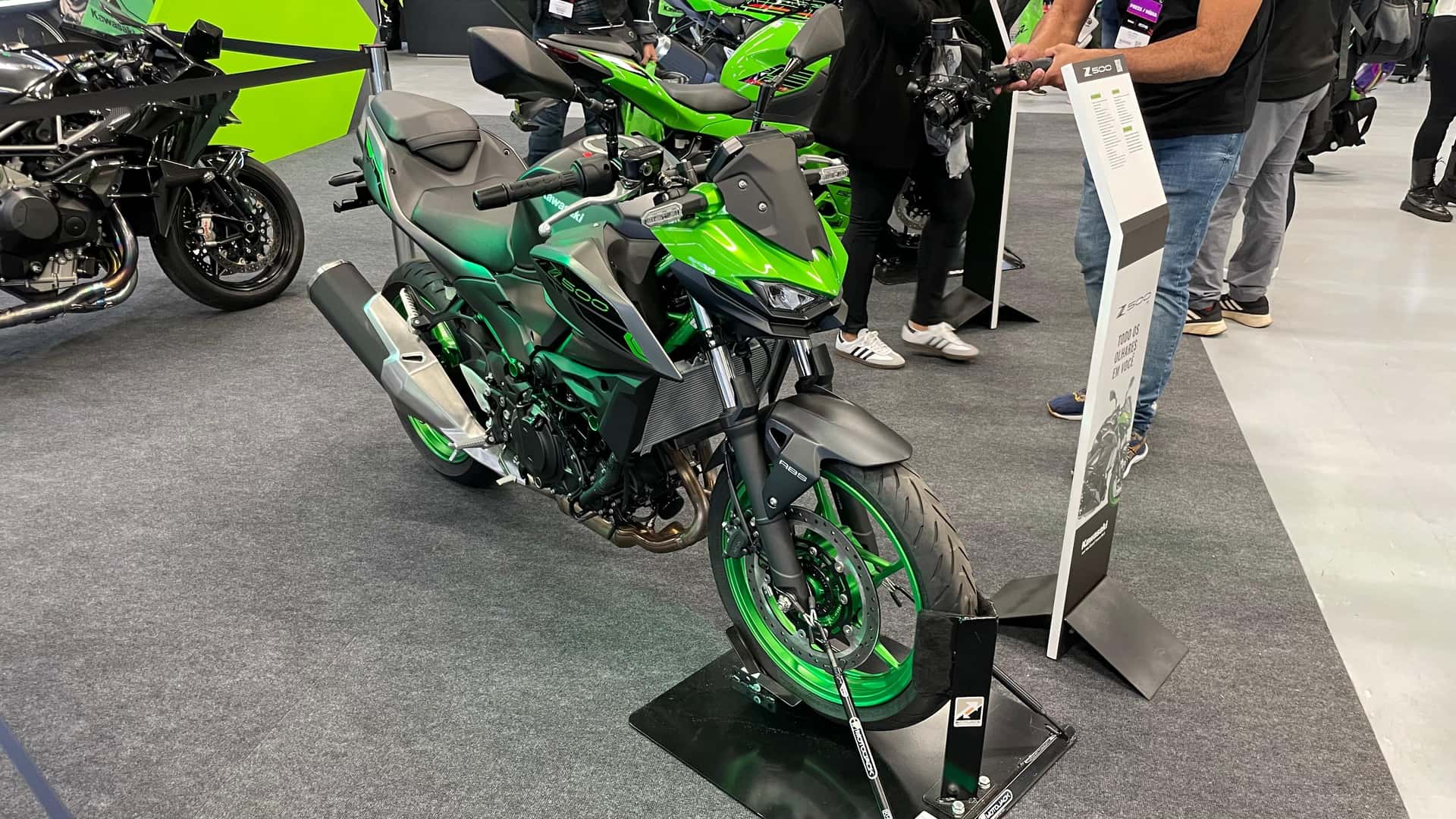 Kawasaki confirma novas Z 500 e Ninja 500 para o Brasil em agosto