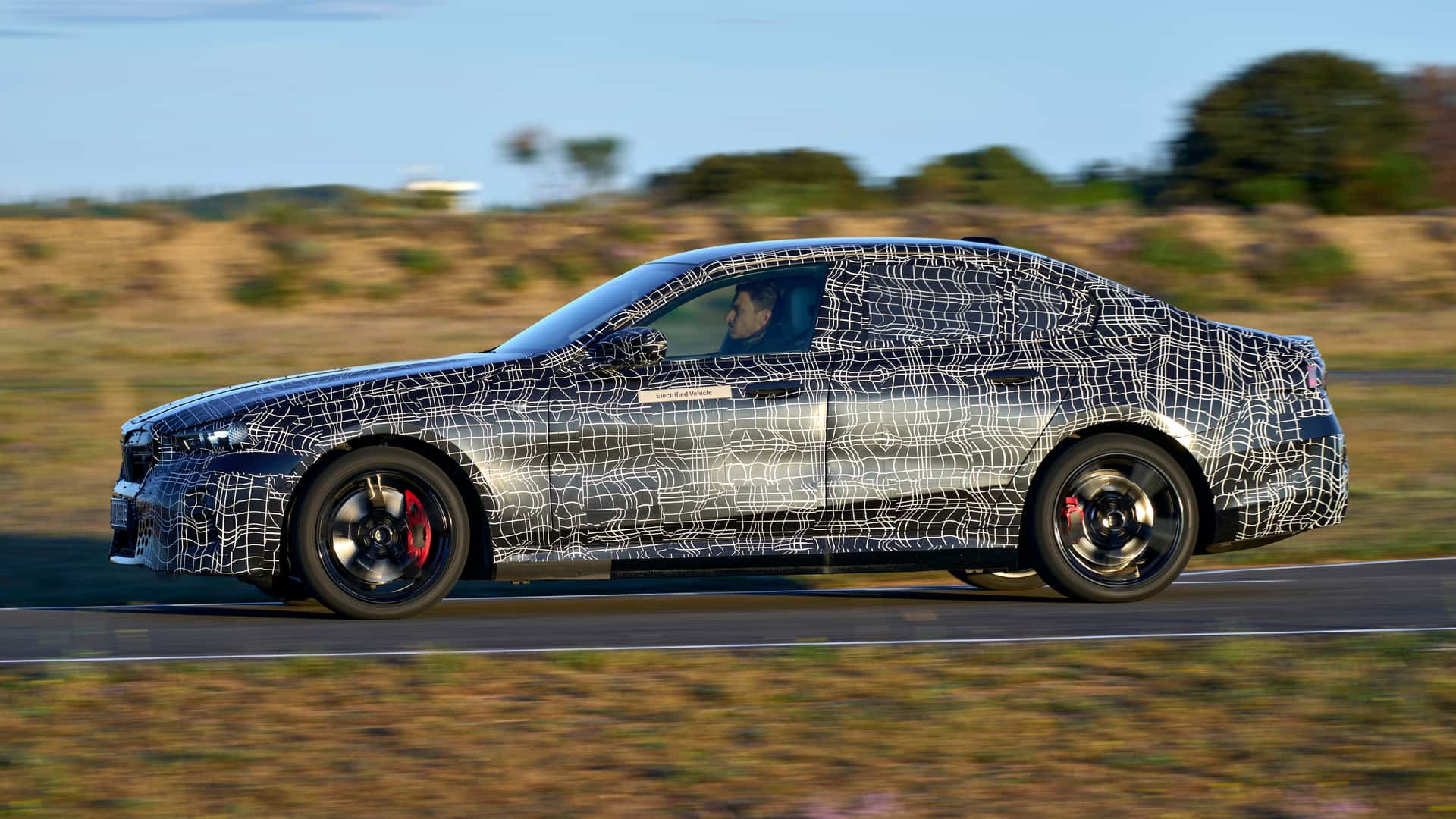 https://cdn.motor1.com/images/mgl/y2PN7G/s1/2024-bmw-i5-m60.jpg