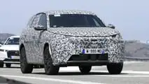Foto spia con vista frontale della Peugeot 3008 2024