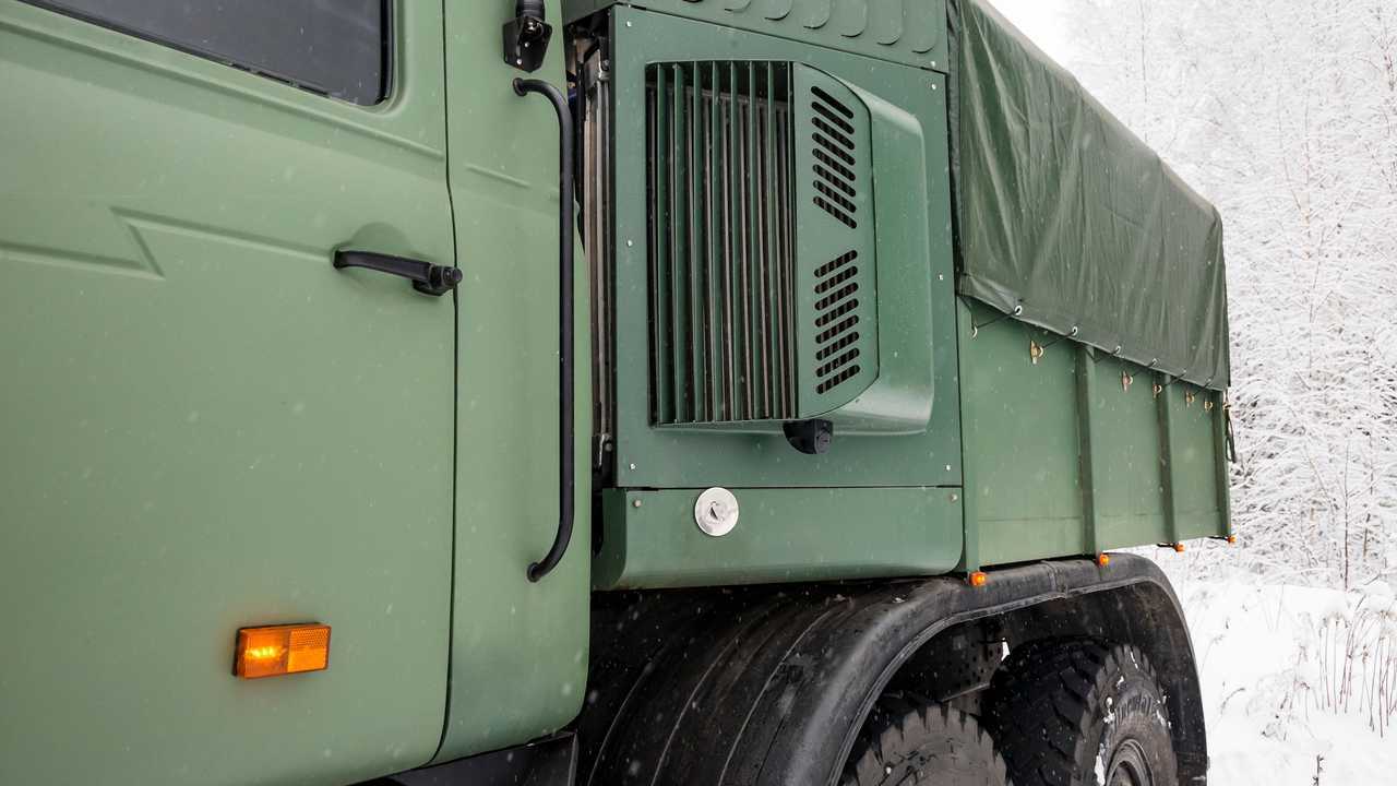 Радиатор, заправочная горловина и боковая камера «Урал-ТМ Барс»