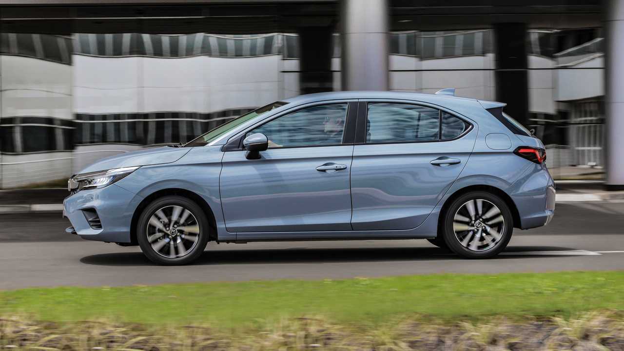 Honda City Hatchback 2022 - Em movimento de lado