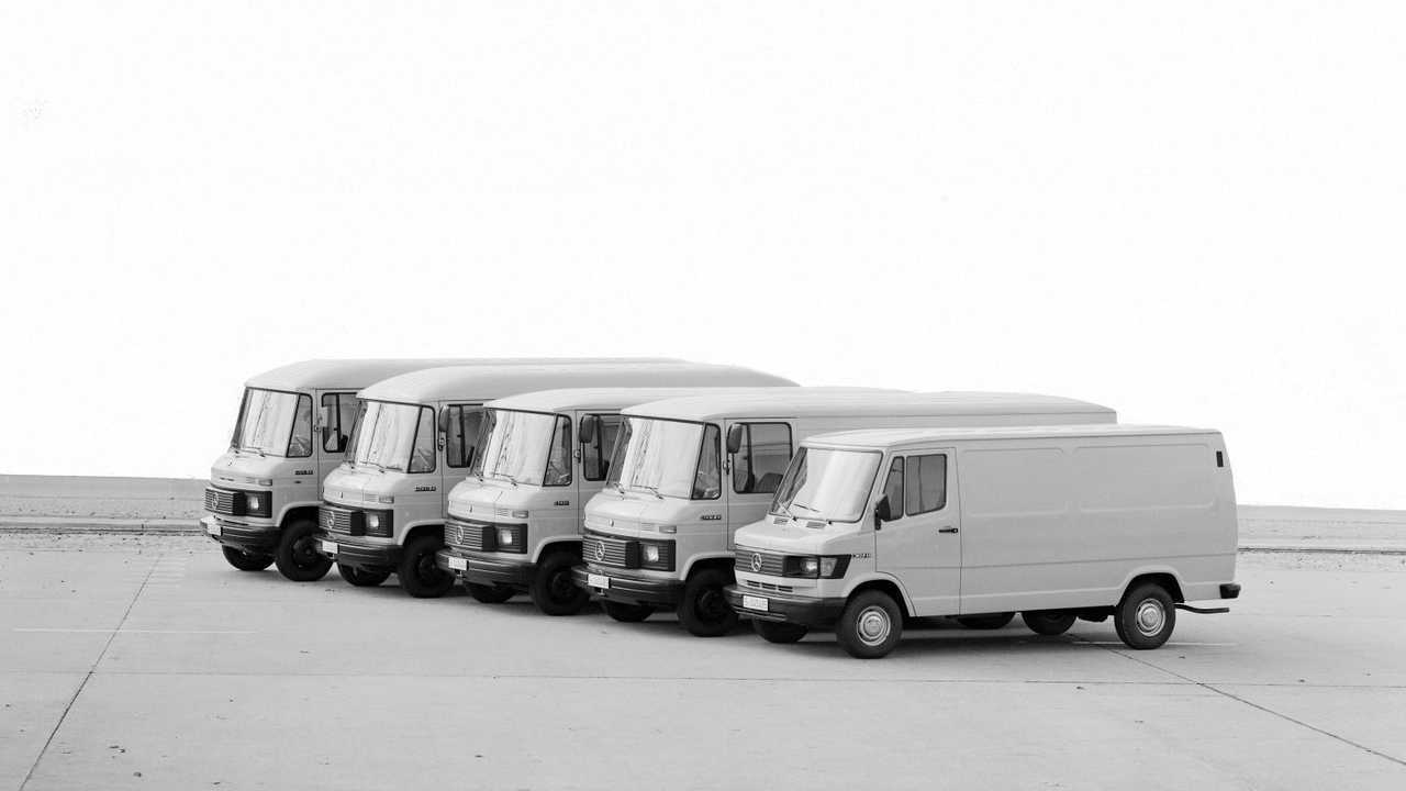 Una serie di Mercedes T2 con un T1 307 D in primo piano