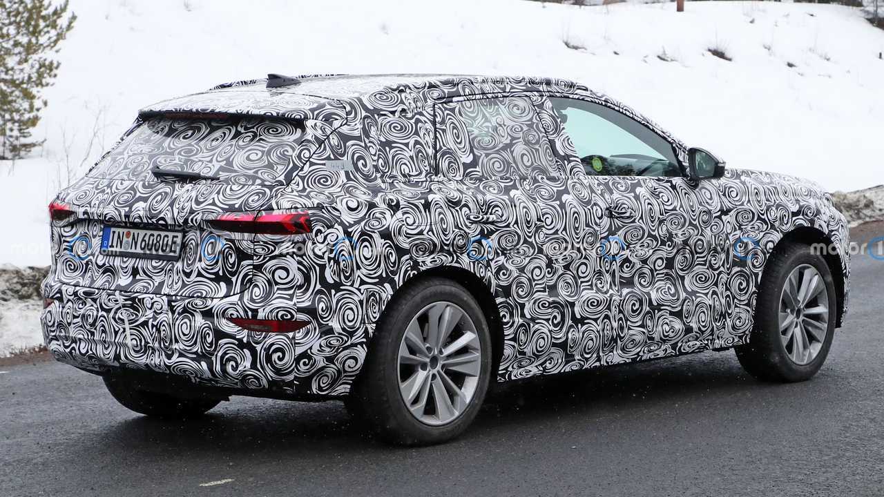 Audi Q6 e-tron, le prime foto spia degli interni