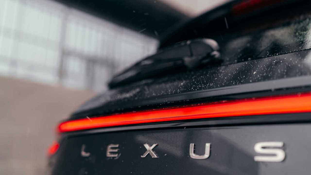Lexus NX, светодиодная перемычка на пятой двери