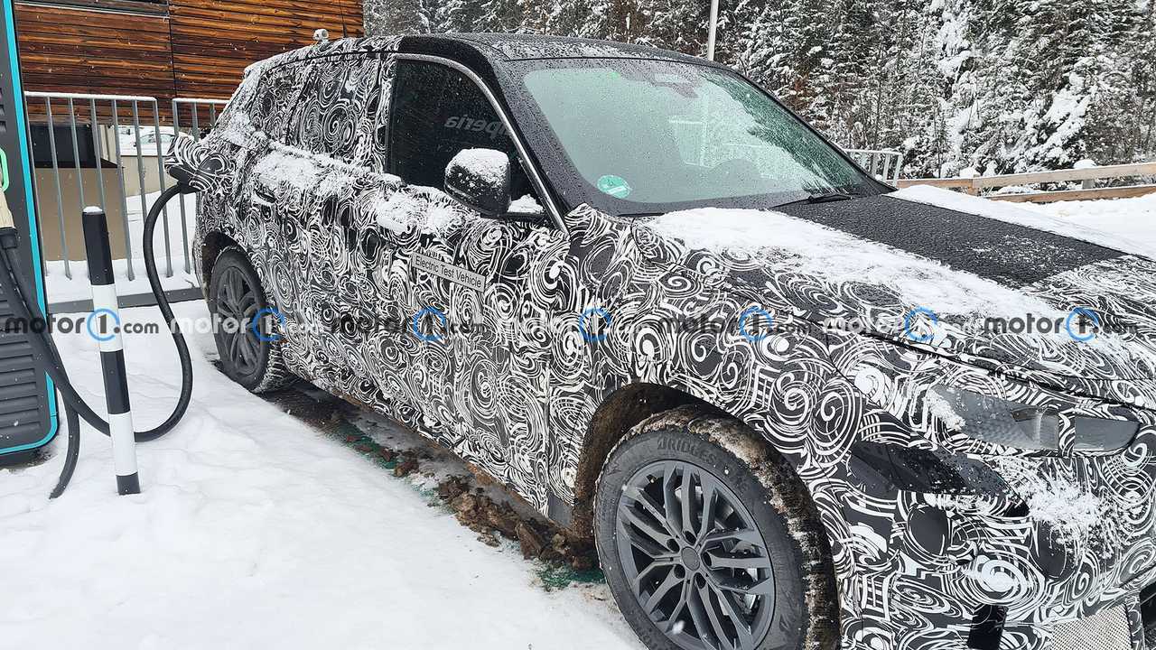 Nuova BMW iX1, le foto spia dell'elettrica in prova in Italia