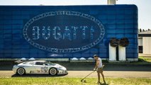Les gardiens de l'usine Blue Bugatti de Campogalliano