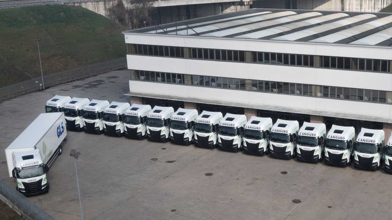 Foto - Iveco consegna 35 S-Way a metano fra AEV Srl e Canguro SpA