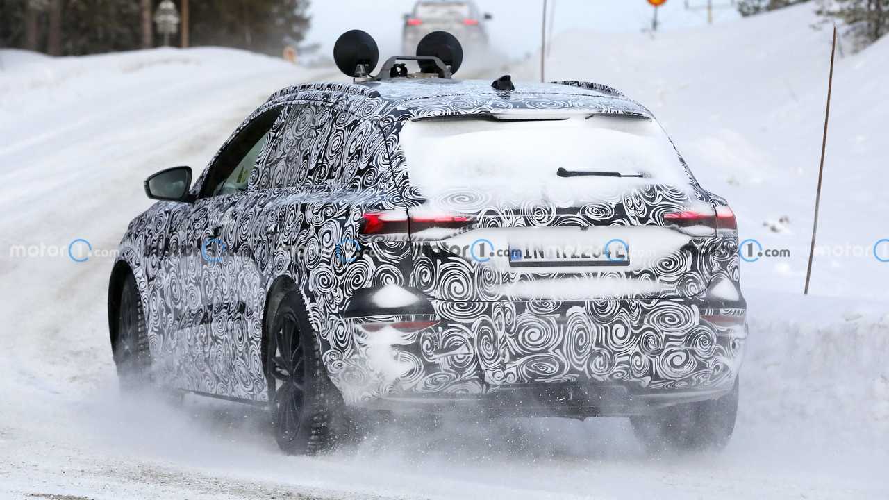 Audi Q6 E-Tron - flagra na neve usando faróis de produção