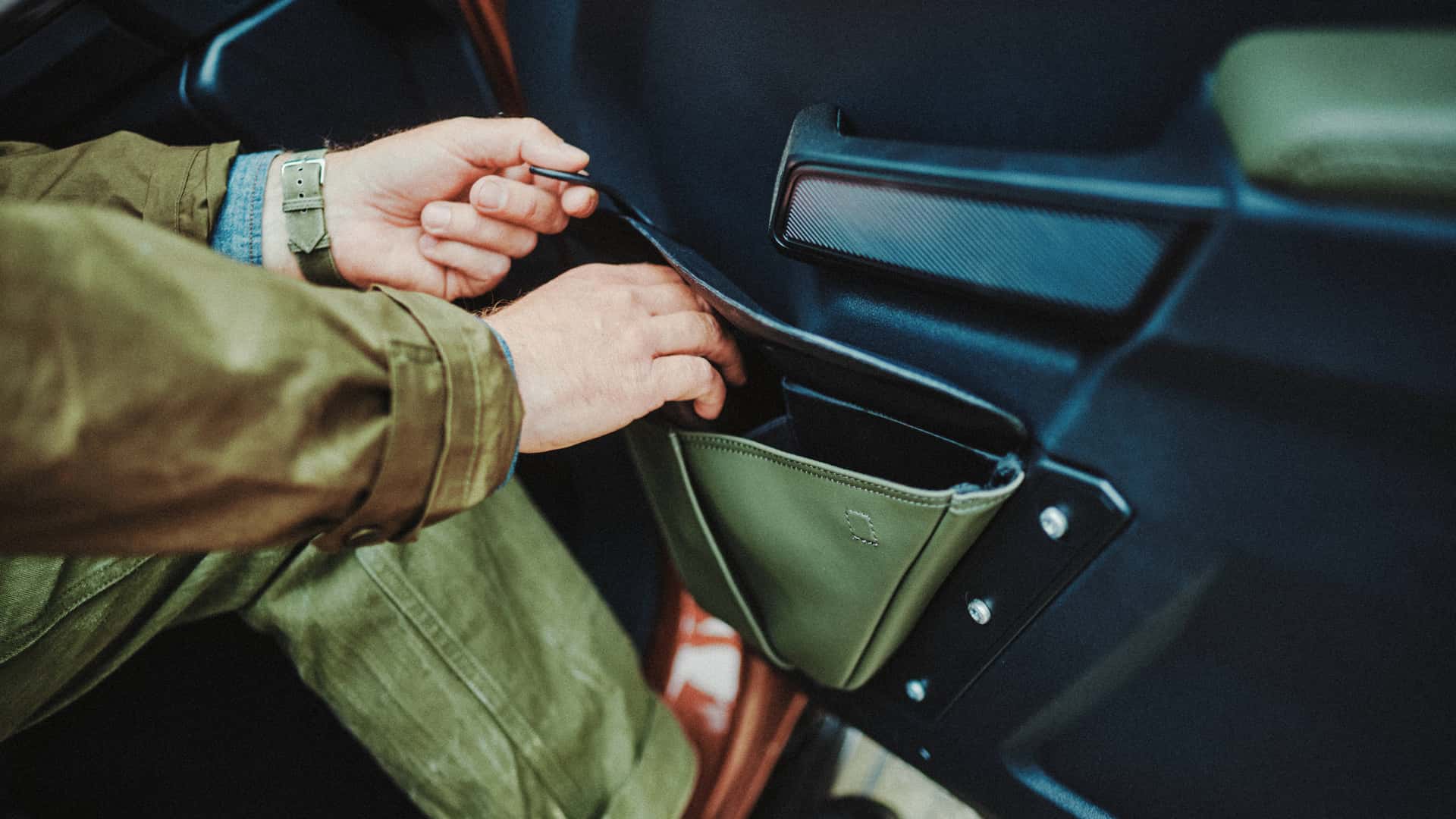 https://cdn.motor1.com/images/mgl/y2lYmm/s1/2027-ford-bronco-filson-first-edition.jpg