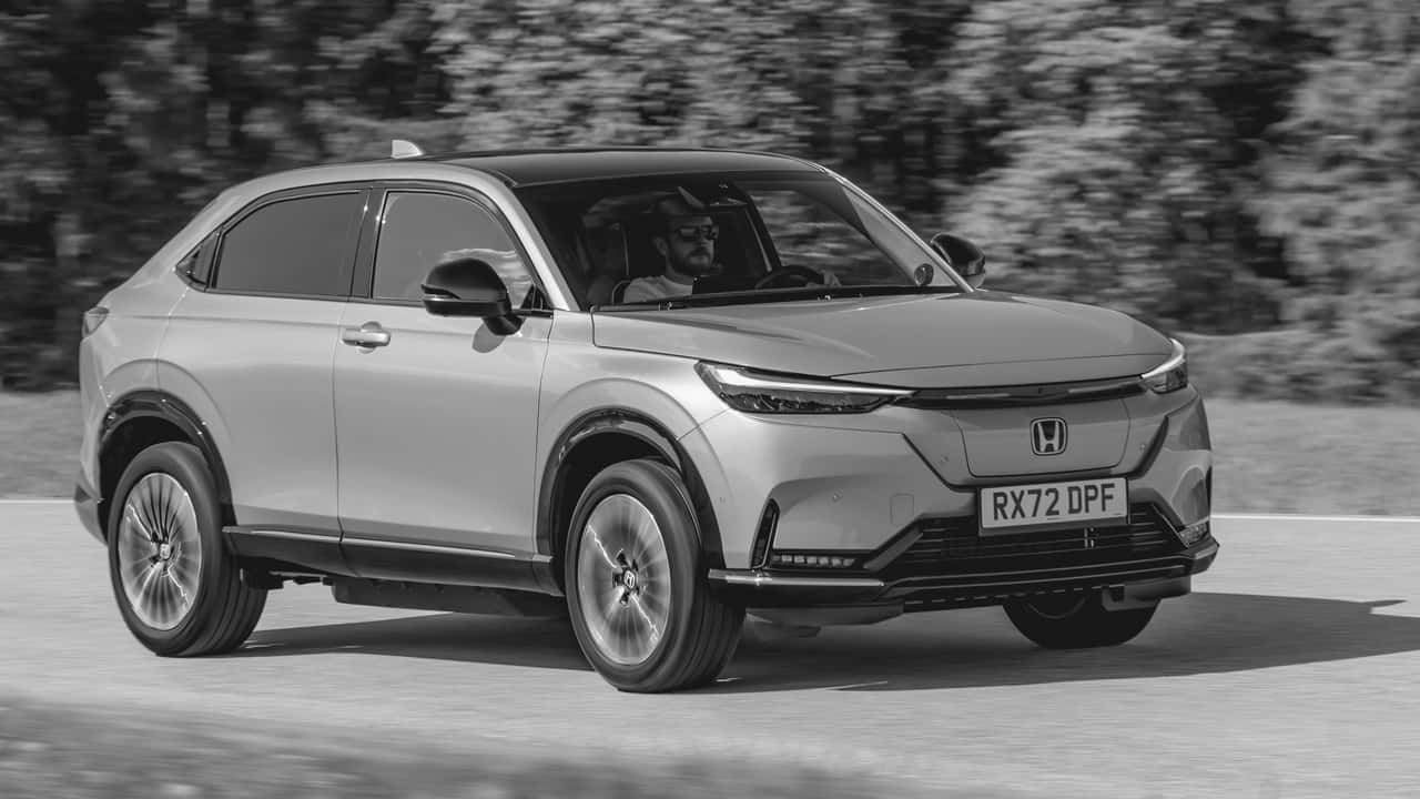 Honda e:Ny1 in Schwarzweiß