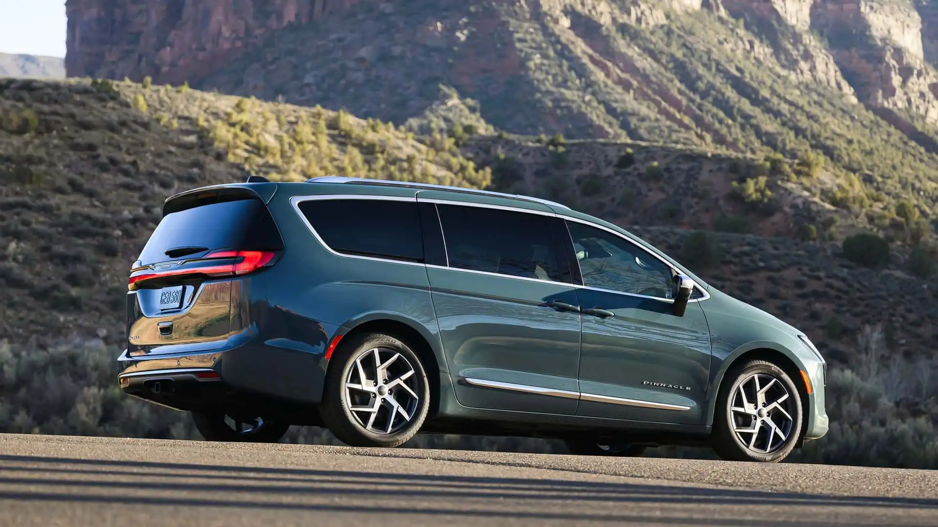 https://cdn.motor1.com/images/mgl/y2lnzK/s1/2027-chrysler-pacifica.webp