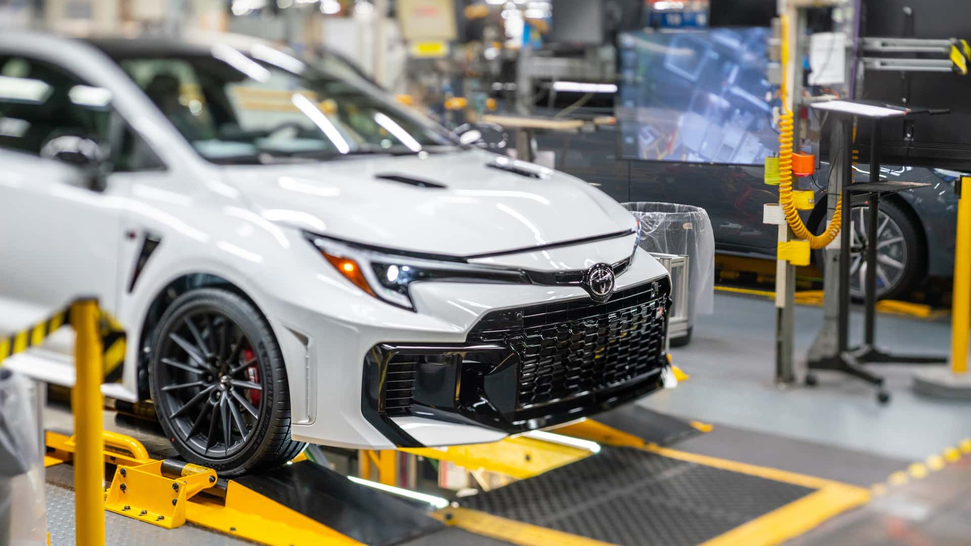 https://cdn.motor1.com/images/mgl/y2lzYm/s1/toyota-gr-corolla-uk-plant-tour.jpg