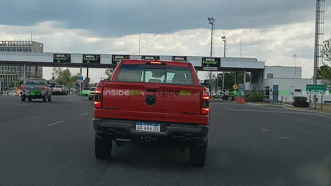 Ram 1500 Rebel Mild Hybrid, fotos espía en Córdoba, Argentina.