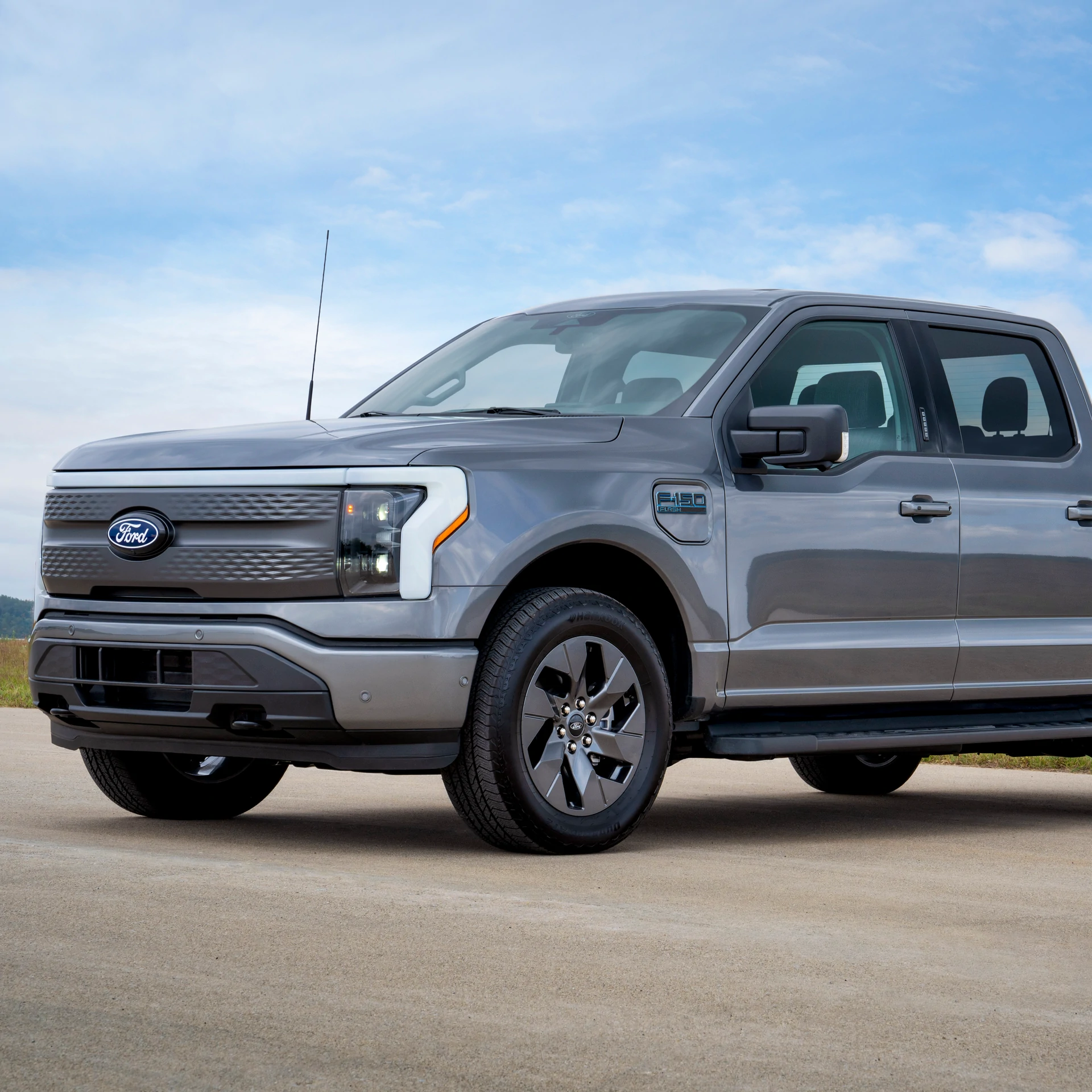 車用ライトニングマッドガード マッドスプラッシュガード フェンダー マッドフラップアクセサリー フォード F-150 2023 20 車用フェンダー  マッドフラップ用 フォード用 レンジャー 2019 2020 2021 2022 2023 マッドガードカーアクセサ 車のマッドフラップ用 フォード用  ... マッドフラップスプラッシュガードカーアクセサリーフェンダー フロントリアマッドガード に適合する フォード F-150 F150 F