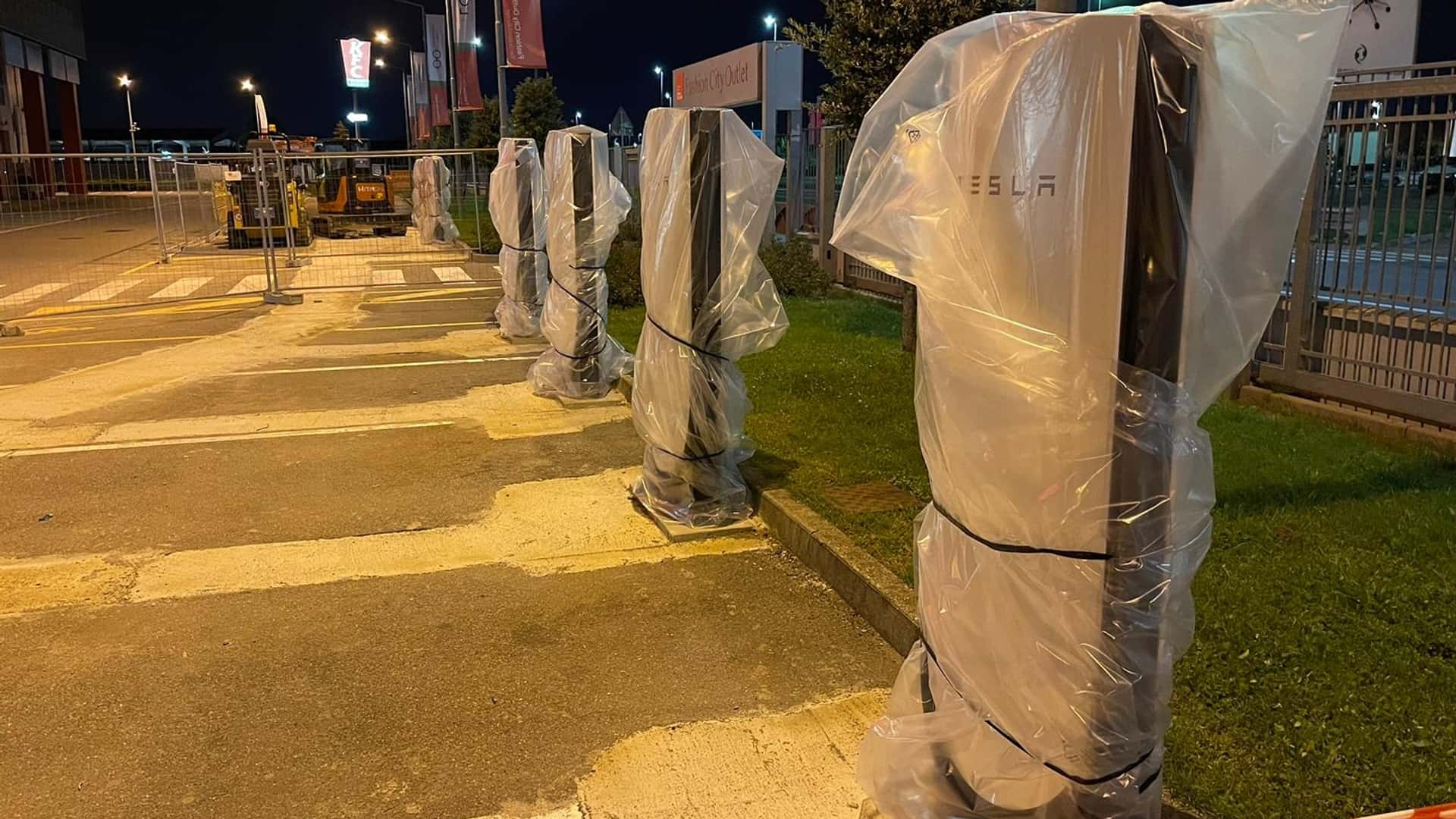 Beccati di nuovi! I Tesla Supercharger V4 sono anche a Milano