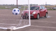Alfa Romeo Giulietta: ragazze hot in bikini giocano a calcio in auto