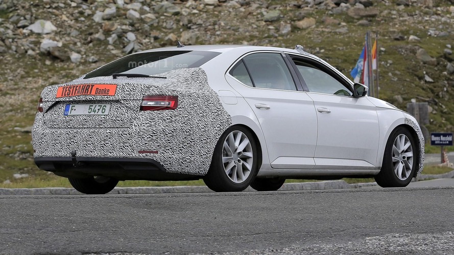 Skoda Superb facelift spy photo