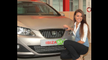 DJ Ylenia riceve la sua Seat Ibiza ST 1.6 TDI