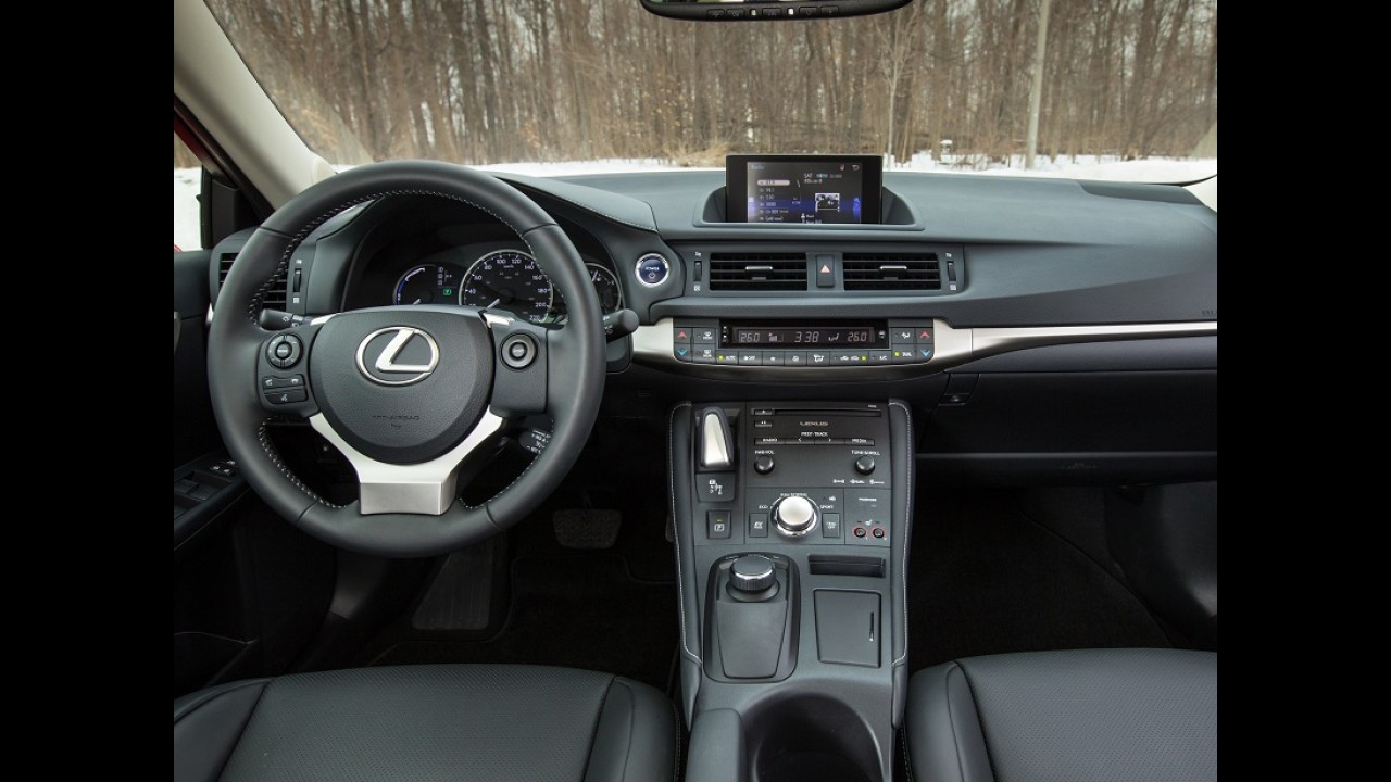 Lexus CT200H fica mais barato e parte de R$ 127 mil no Brasil