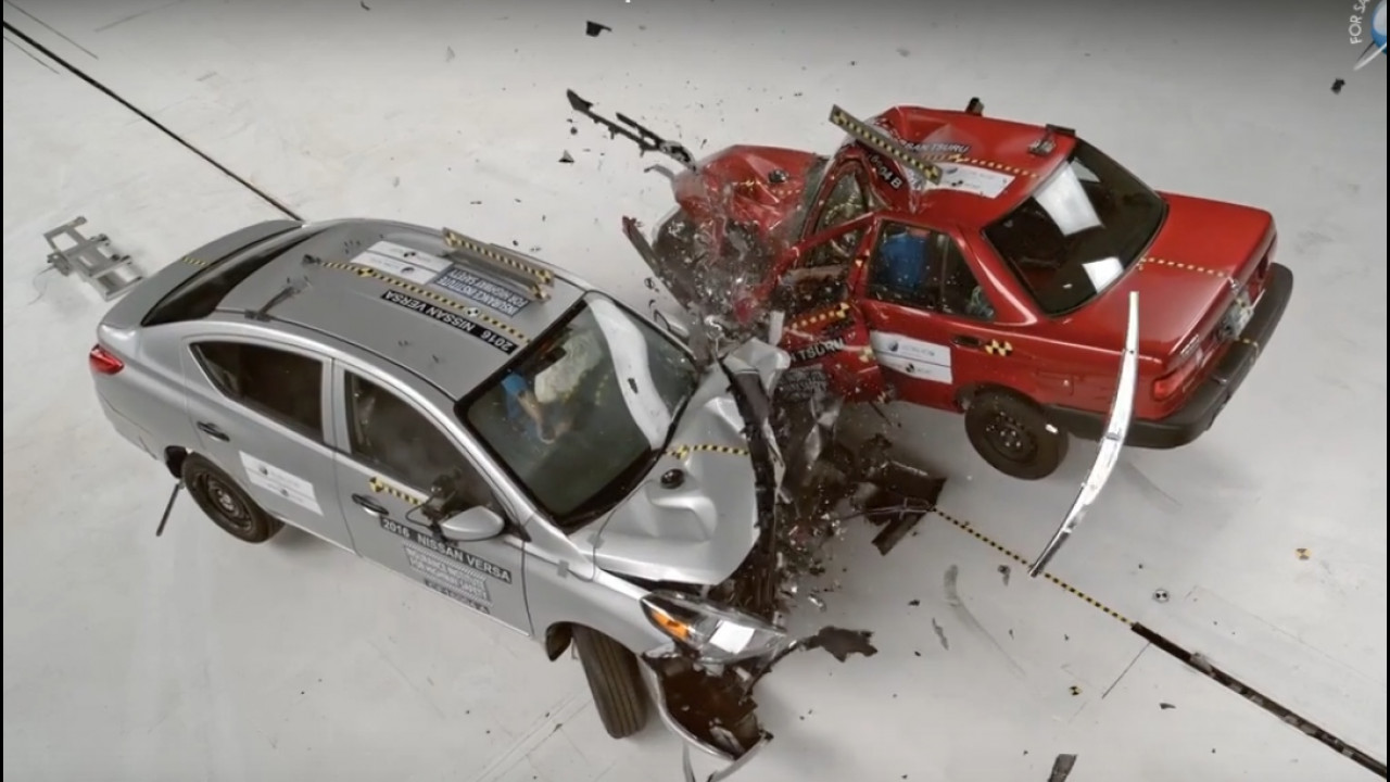 Colisão frontal entre Versa e Tsuru a 128 km/h deixa o veterano destruído - vídeo