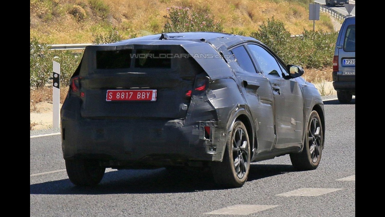 Flagra: Toyota já testa SUV rival do HR-V que estreia em 2016