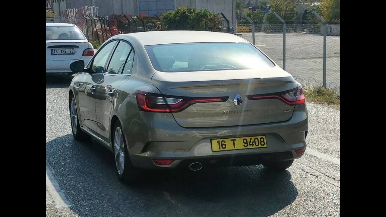 Flagra: sucessor do Fluence, Renault Megane Sedan aparece "limpinho" na rua