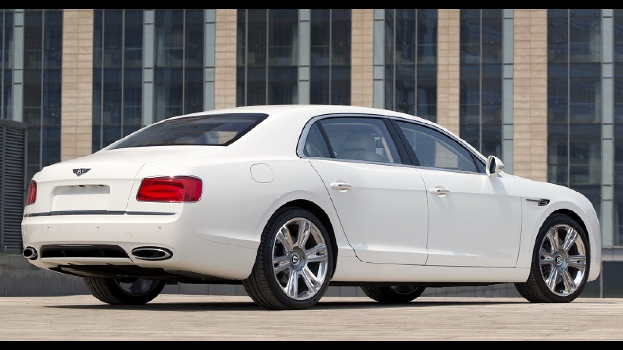 Bentley tira sarro da Ford e diz que conceito Continental é cópia do Flying Spur