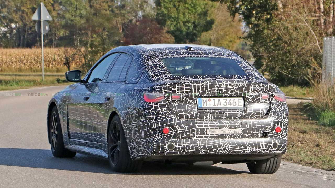 A BMW i4 prototípus kémfotói