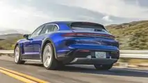 Quartier arrière extérieur de la Porsche Taycan Turbo Cross Turismo 2021