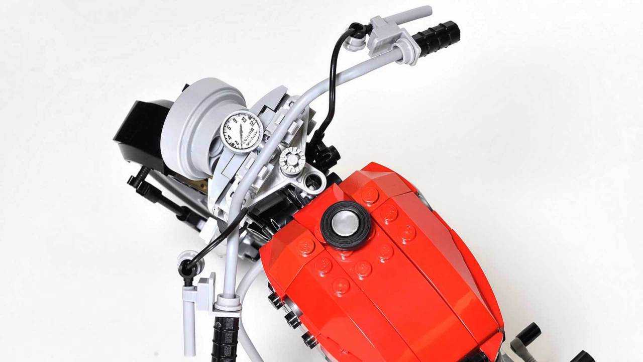 That's a wheel and rubber tire doing duty as the fuel tank cap.