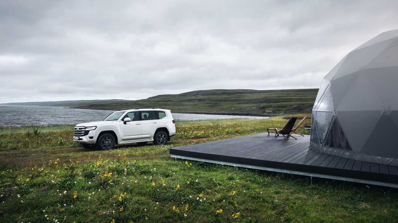 Toyota Land Cruiser 300 «Комфорт+» в глэмпинге