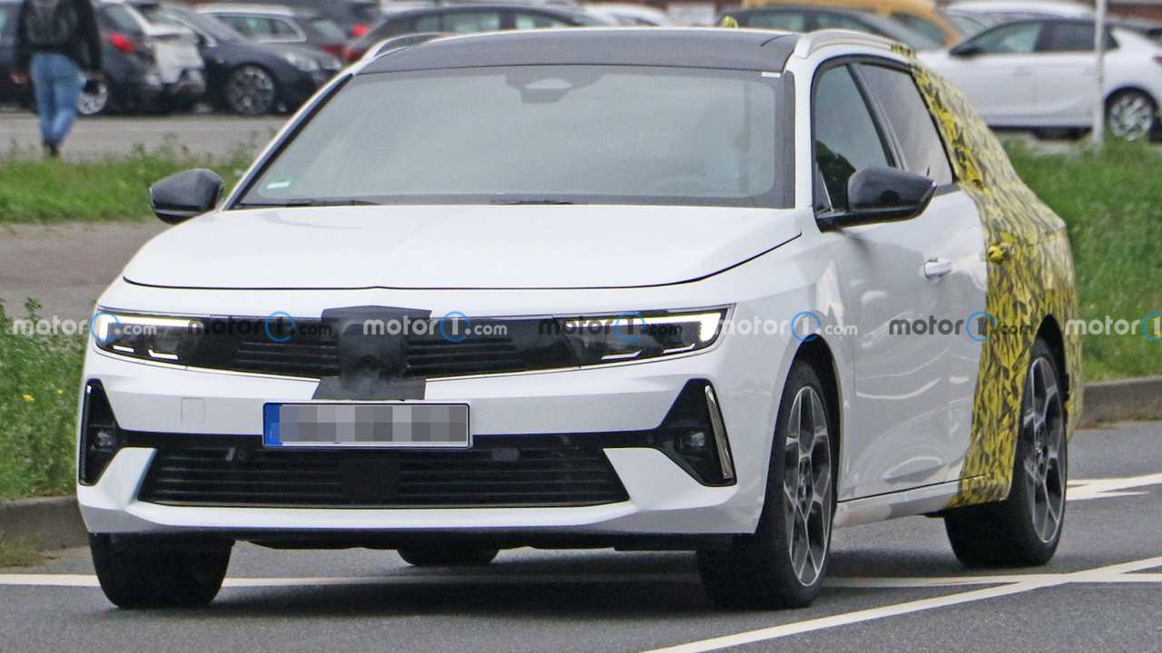 Nuova Opel Astra Sports Tourer, le prime foto spia
