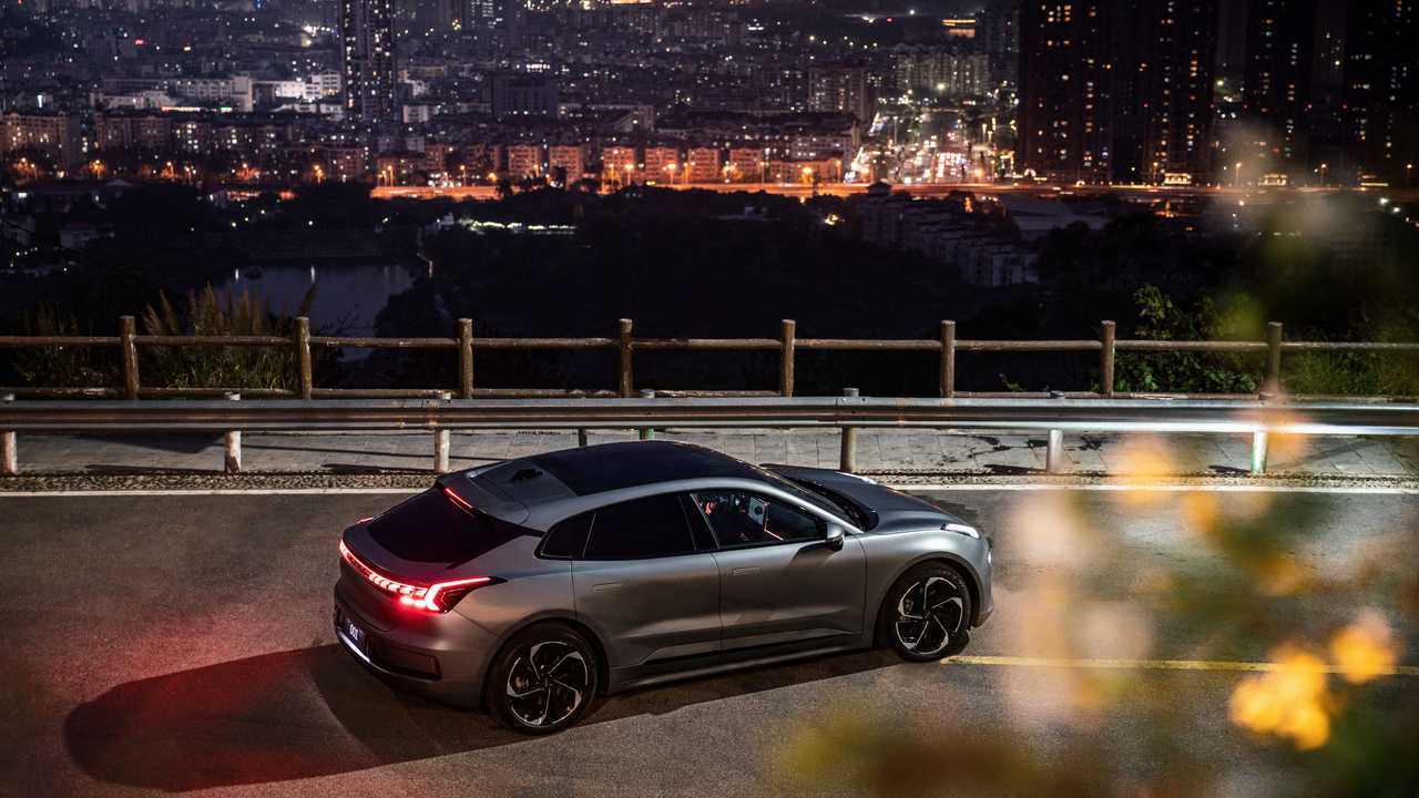 La Zeekr 001 entra in produzione