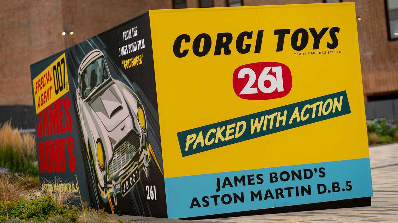 Aston Martin DB5 Goldfinger Giant Corgi Box