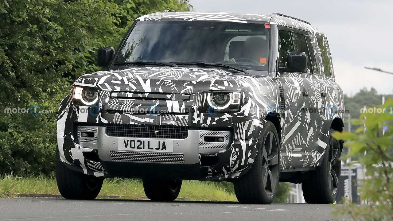 Land Rover Defender 130, le foto spia