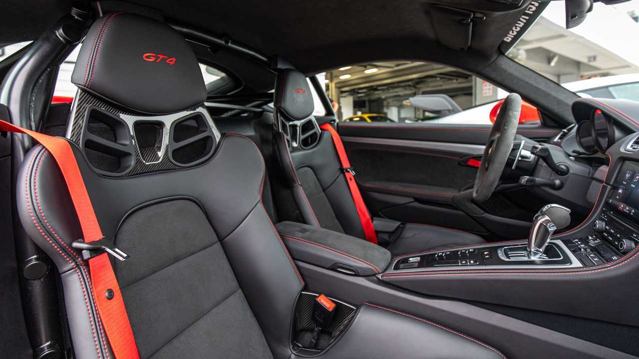 Кресла Porsche 718 Cayman GT4