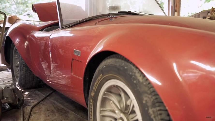 AC Cobra 427 y Ferrari 275 GTB descubiertos en un garaje