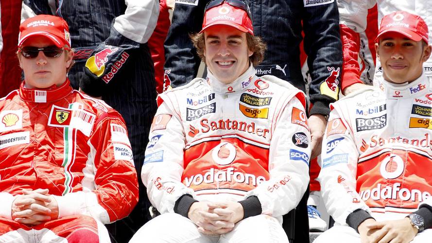 Foto de grupo de pilotos: con los contendientes por el título Kimi Raikkonen, Ferrari F2007, McLaren MP4-22 y Fernando Alonso, Lewis Hamilton, McLaren MP4-22 en la primera fila