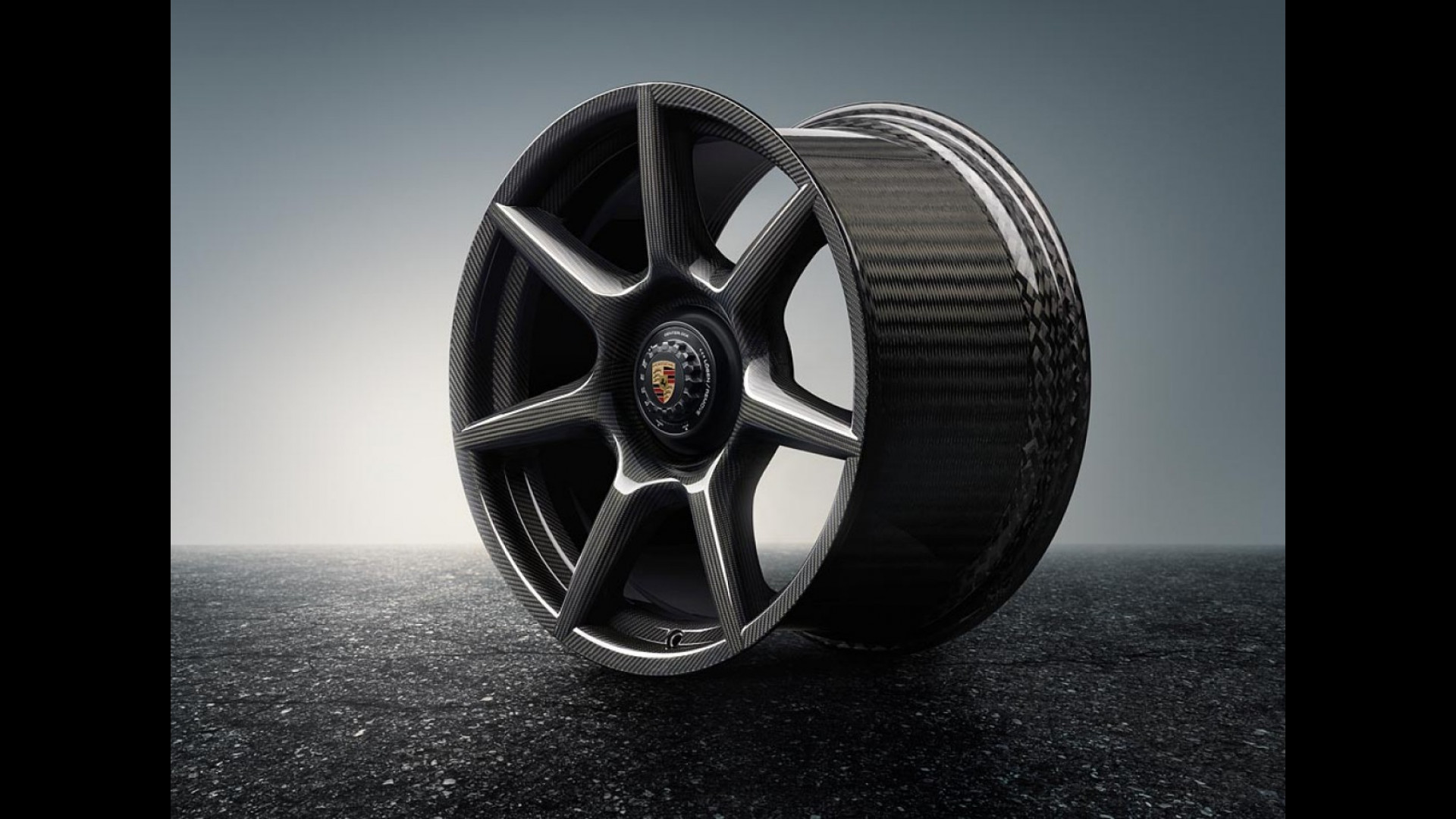 Porsche, ecco il primo cerchio in fibra di carbonio