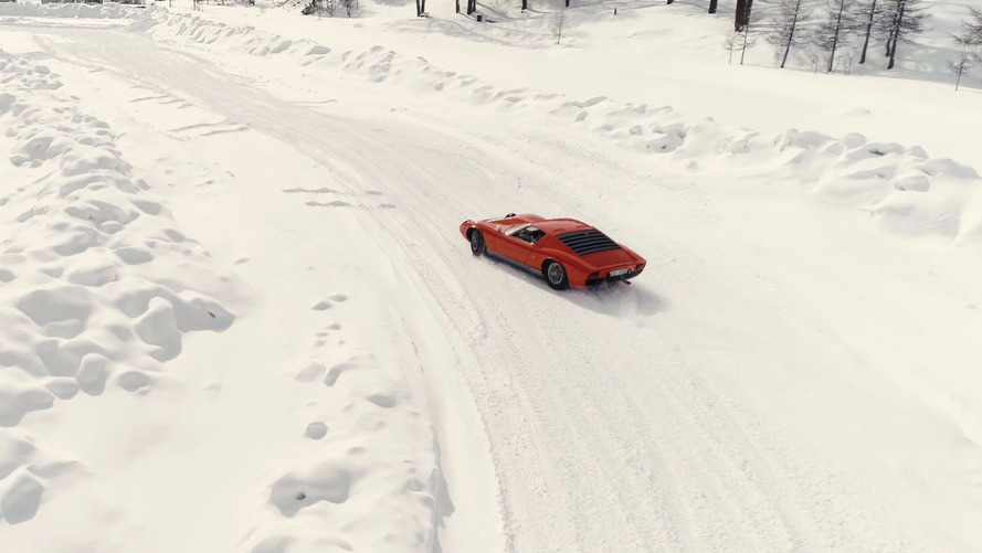 Lamborghini Miura en la nieve