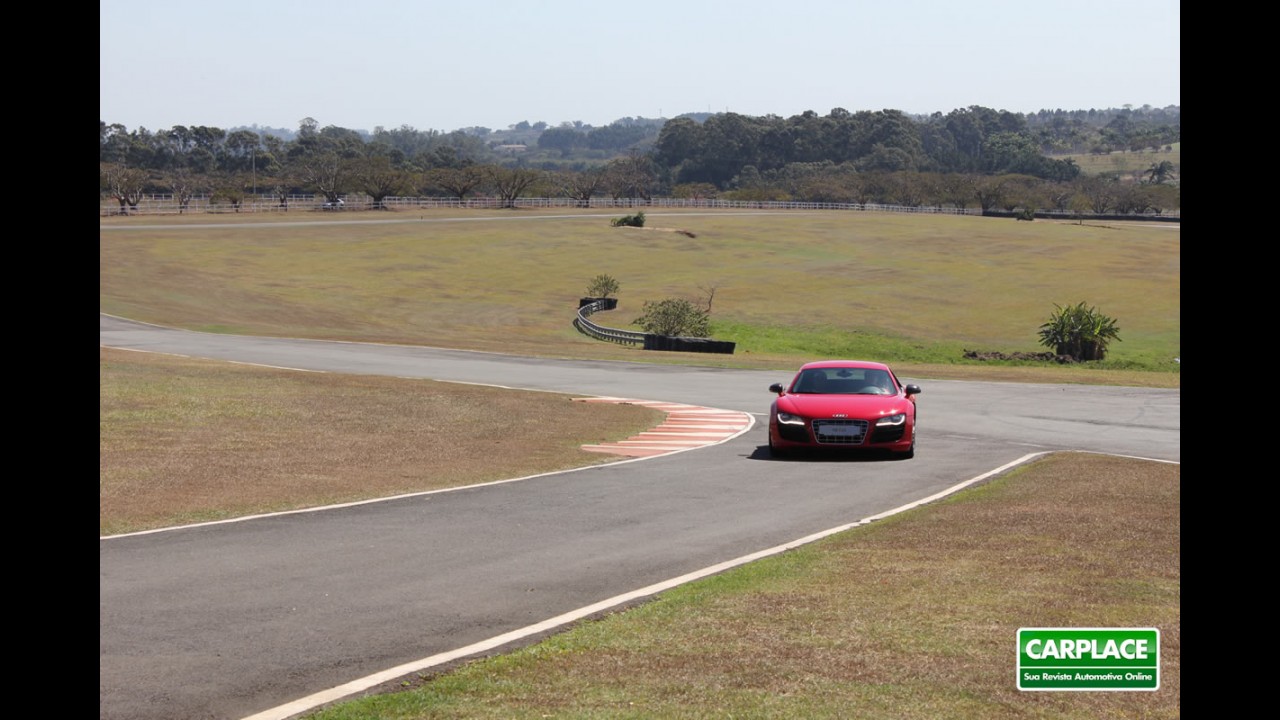 Audi R8 5.2 FSI V10 quattro: Andamos a mais de 200 km/h com o superesportivo