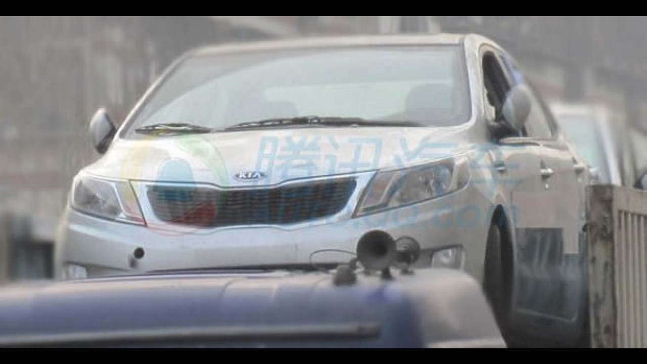 Site chinês flagra o novo Kia Rio Sedan sem disfarces