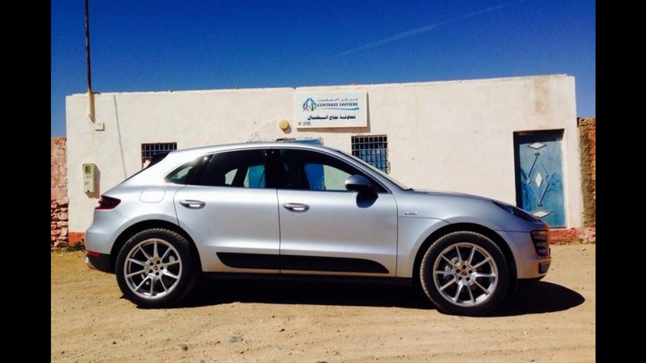 É preciso saber perder: Porsche Macan atolado é resgatado por um Duster