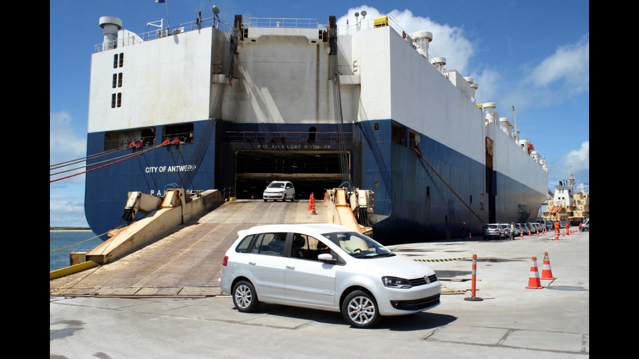 Volkswagen do Brasil inicia importação da Amarok e SpaceFox por Suape - PE
